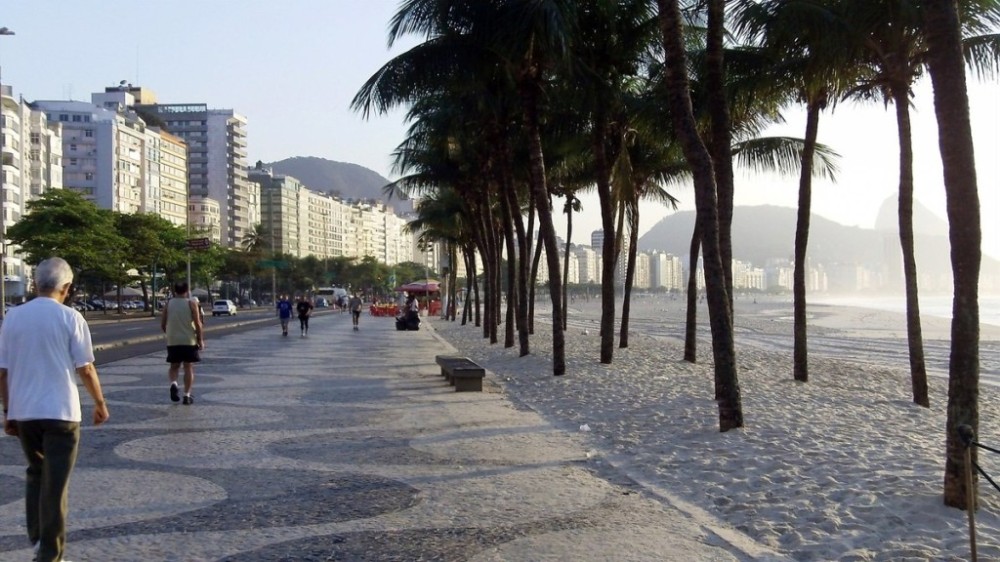 RJ: idosa é presa por injúria racial contra ciclista em Copacabana