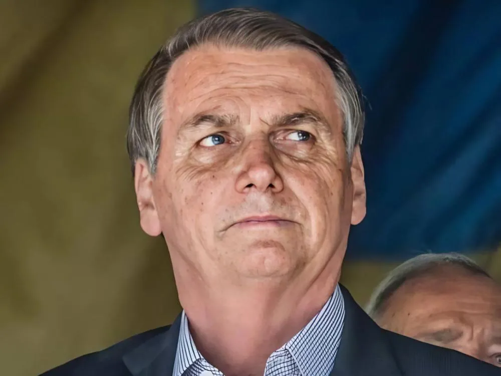 Após quase 12h, chega ao fim a cirurgia do ex-presidente Jair Messias Bolsonaro O político concluiu mais uma intervenção às pressas, para tratar do intestino obstruído. A atenção à saúde do marido de Michelle foi redobrada nos últimos dias