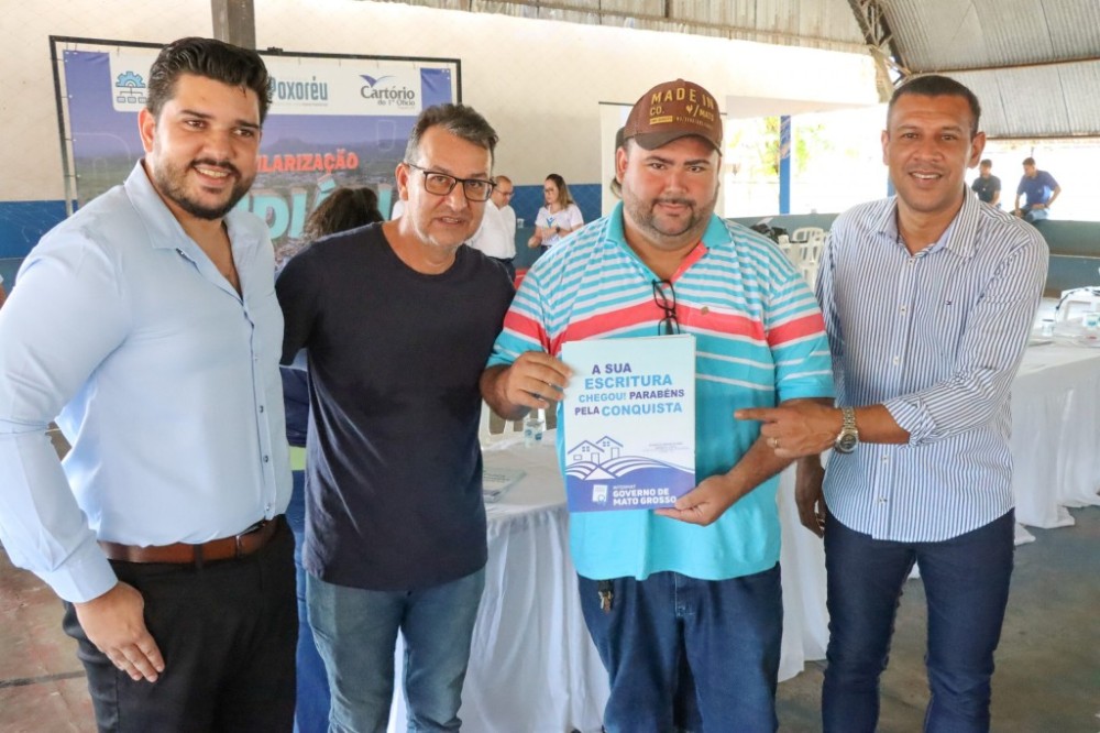 Governo de MT entrega escrituras a 148 moradores de Poxoréu; 