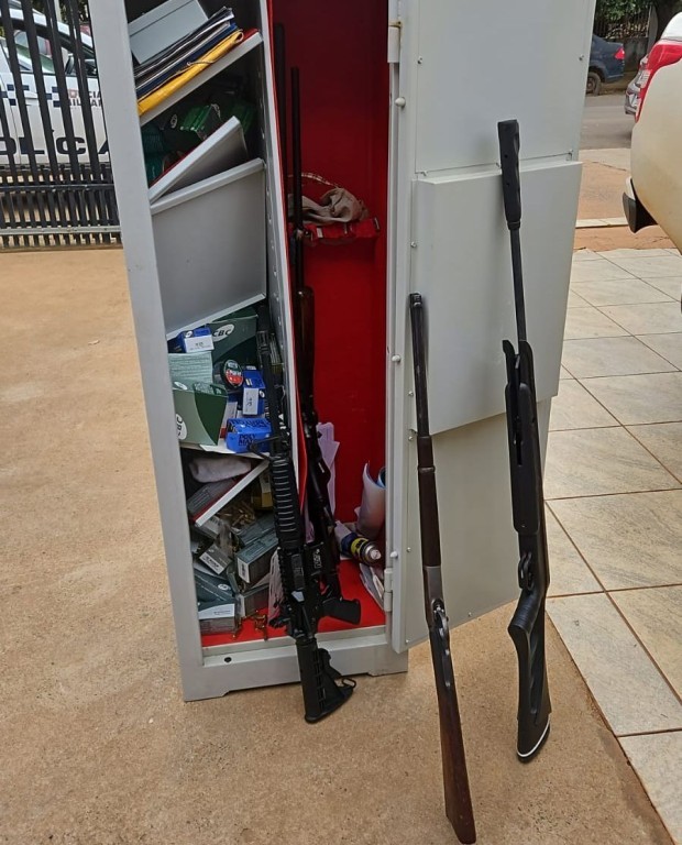 PM prende 4 suspeitos de roubo e sequestro e recupera caminhonete e cofre com armas
