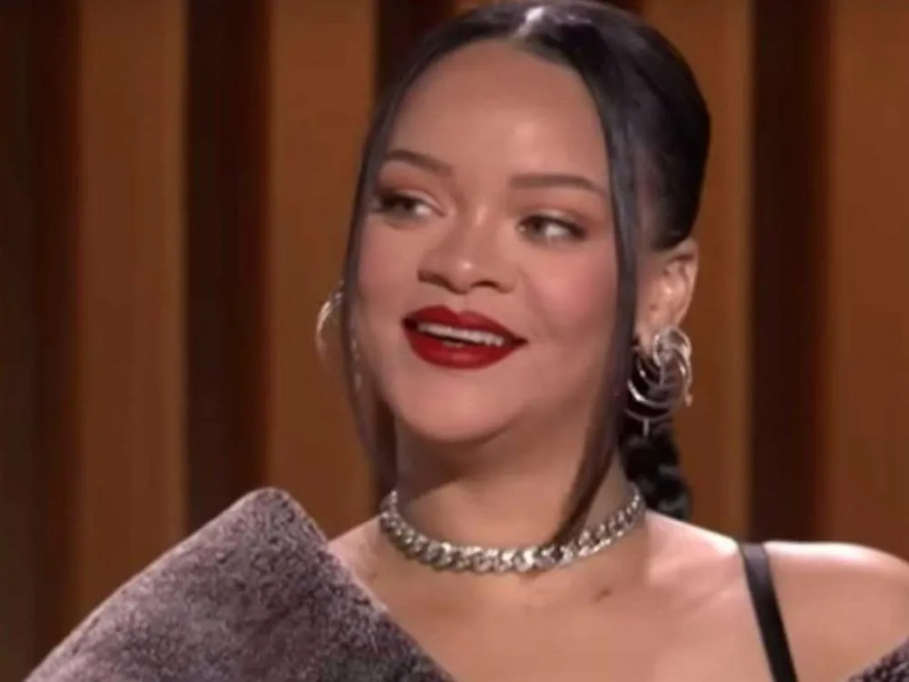 Após esconder a barriga por meses, Rihanna revela alívio por expor a gravidez