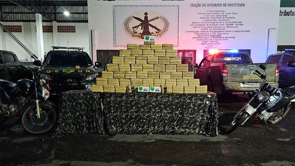 Ação conjunta do Gefron e Delegacia de Fronteira prende três e apreende 150 kg de cocaína
