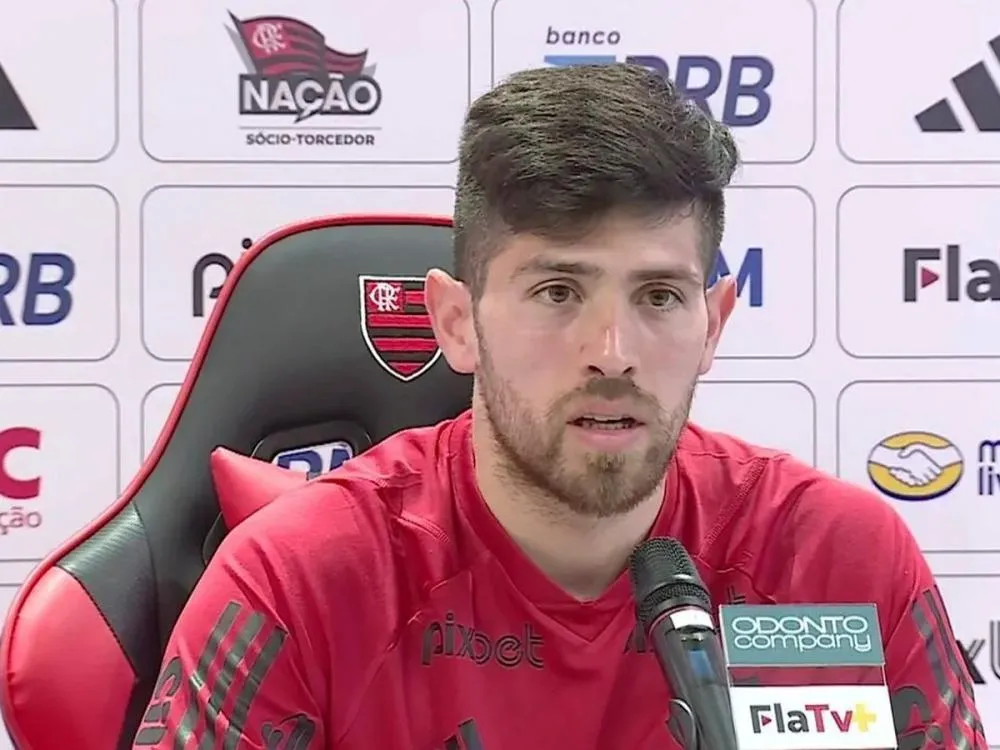 Carro com jogadores do Flamengo é alvo de tiros em madrugada de terror no Rio A assessoria do clube emitiu uma nota falando sobre o susto e confirmou que o goleiro Rossi estava no veículo