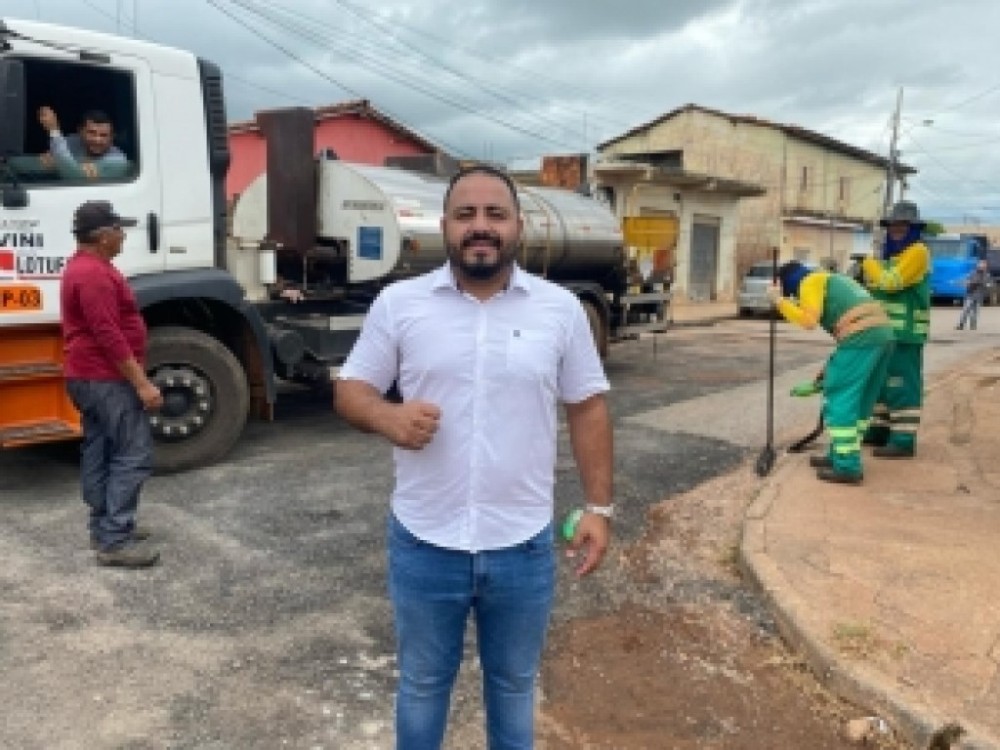 Bairro 1º de Março recebe operação tapa-buraco após indicação do vereador Jeferson Siqueira