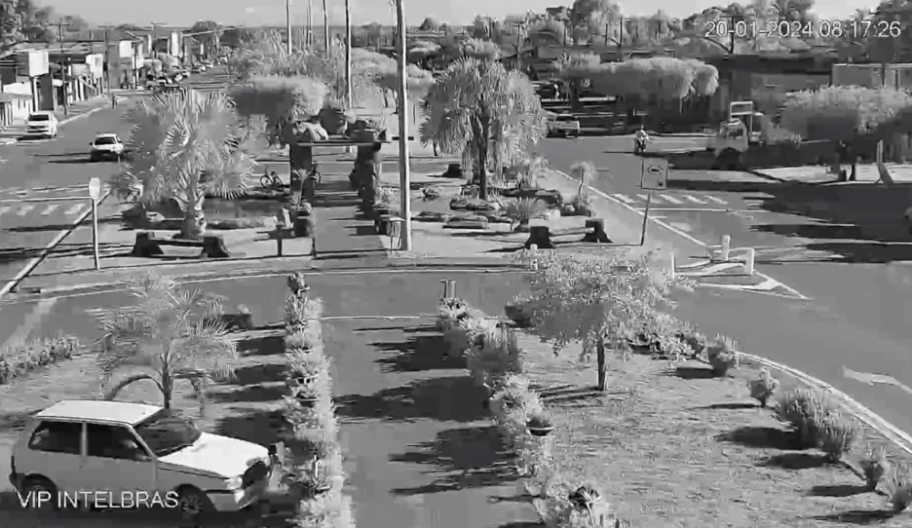 Câmeras do programa Vigia Mais ajudam a identificar motorista que danificou praça pública