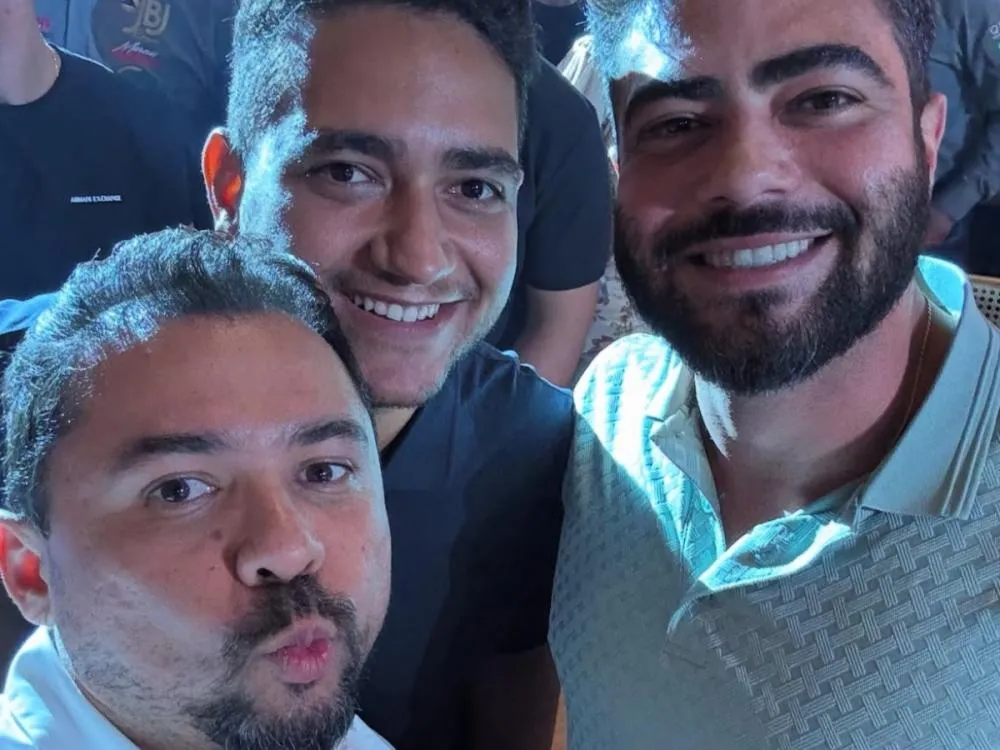 Xand diz que Henrique é o “terror da mulher casada” e cantor dispara: “Da minha” Os cantores se apresentaram em um leilão realizado em Nazário, interior de Goiás
