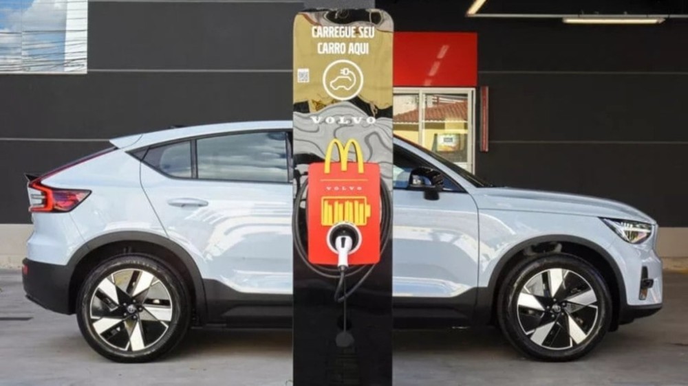 Volvo promove pontos de carregamento para veículos elétricos no McDonald’s