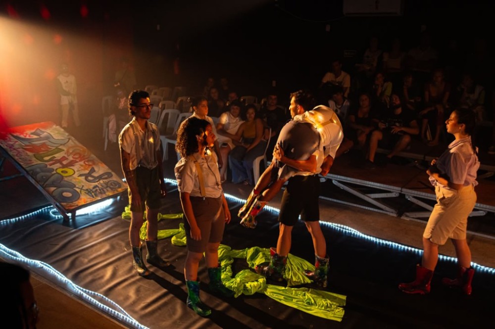Escola Municipal de Teatro/Sistema Faces de Ensino foi selecionada para se apresentar na mostra nacional a_ponte – Cena do Teatro Universitário do Itaú Cultural na cidade de São Paulo.