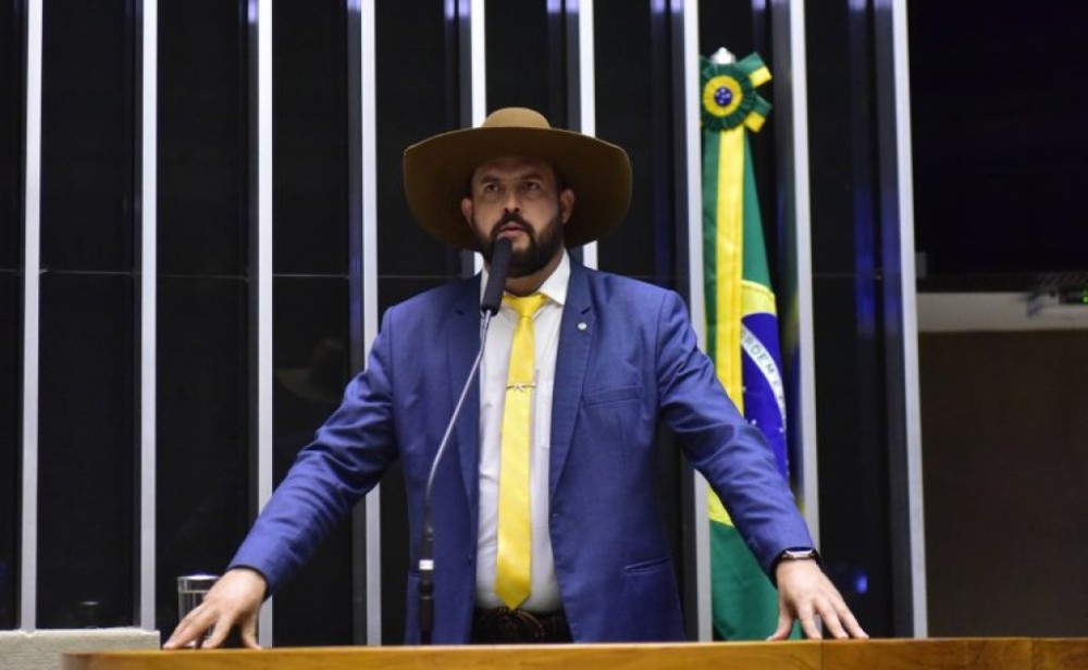 Projeto prevê autorização para empresa com sede no País produzir combustível com lixo