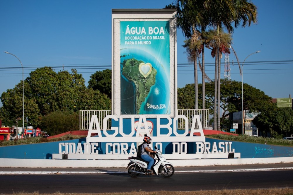 Governo de MT garante desenvolvimento em Água Boa com asfalto novo, escolas e investimentos no social