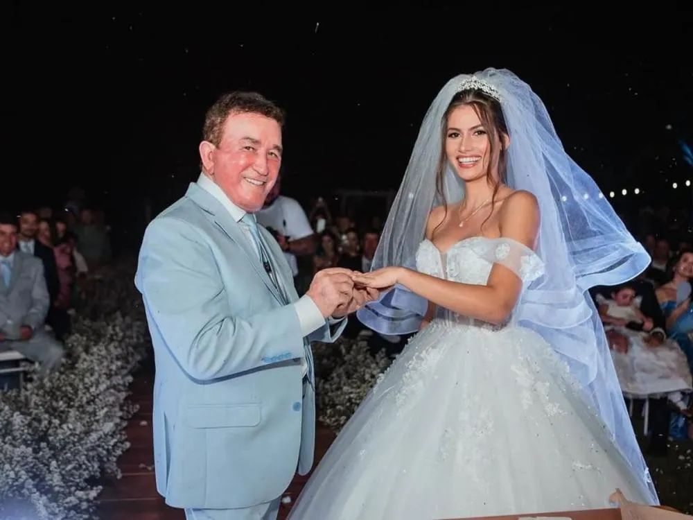Amado Batista comenta diferença de 51 anos com esposa: “No amor não há regras” O cantor e a miss oficializaram a união em março, com uma festa luxuosa realizada na fazenda do cantor, no interior do Mato Grosso