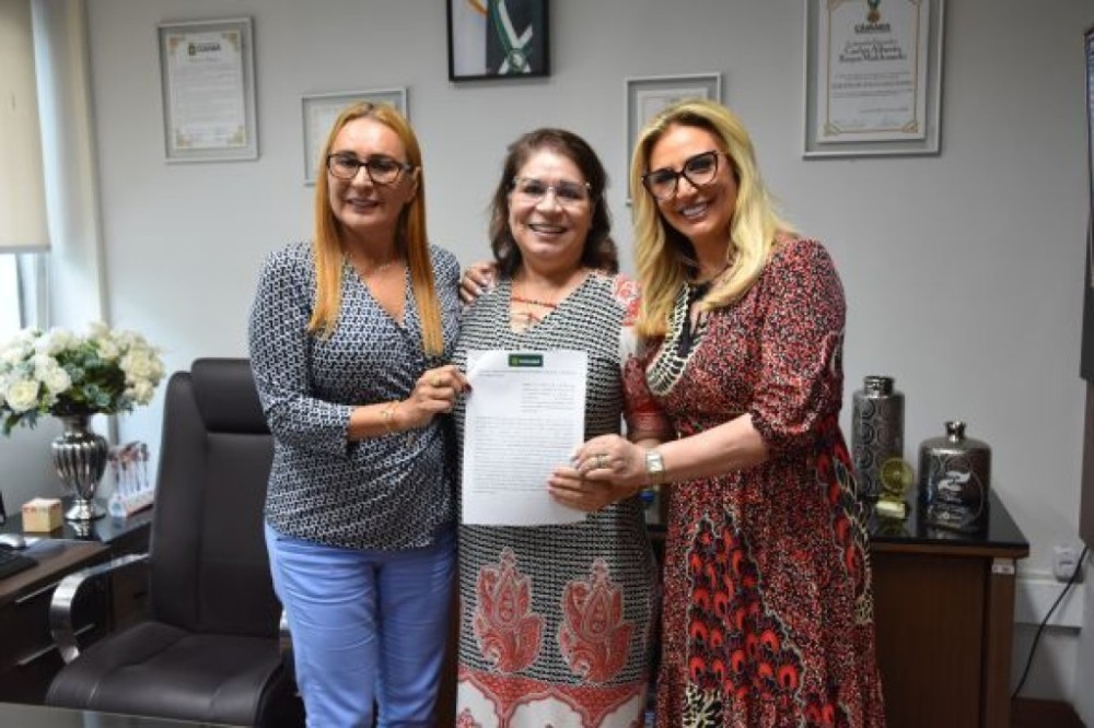 Primeira-dama Márcia Pinheiro participa da assinatura do termo de cessão de servidores para o atendimento de crianças acolhidas nas Casas Lares