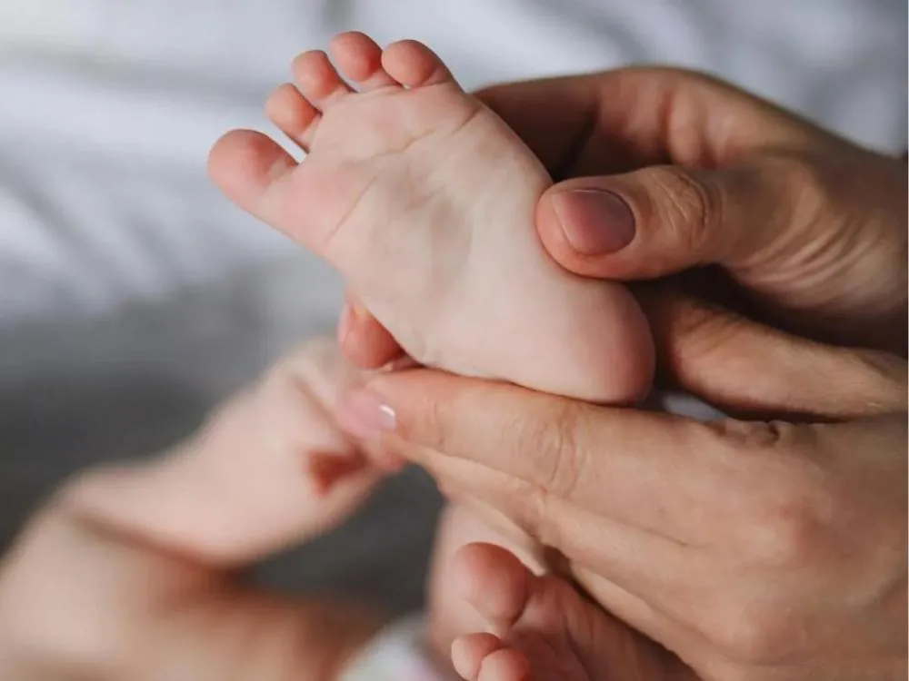 Mulher processa empresa após ter licença-maternidade para bebê reborn negada Após ter licença negada, funcionária afirma ter virado alvo de chacota na empresa e pede indenização