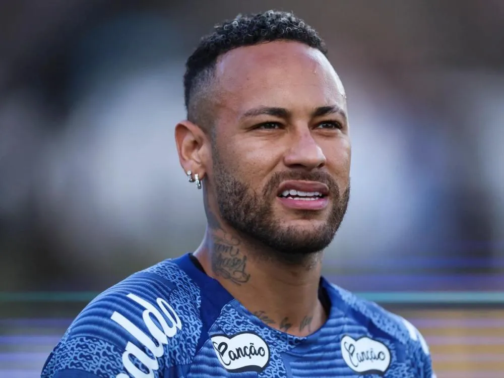 Neymar Jr. se manifesta após expulsão por gol de mão em jogo contra o Botafogo: “Eu errei” O Botafogo venceu por 1 a 0. Após o jogo, Neymar se desculpou publicamente nas redes sociais