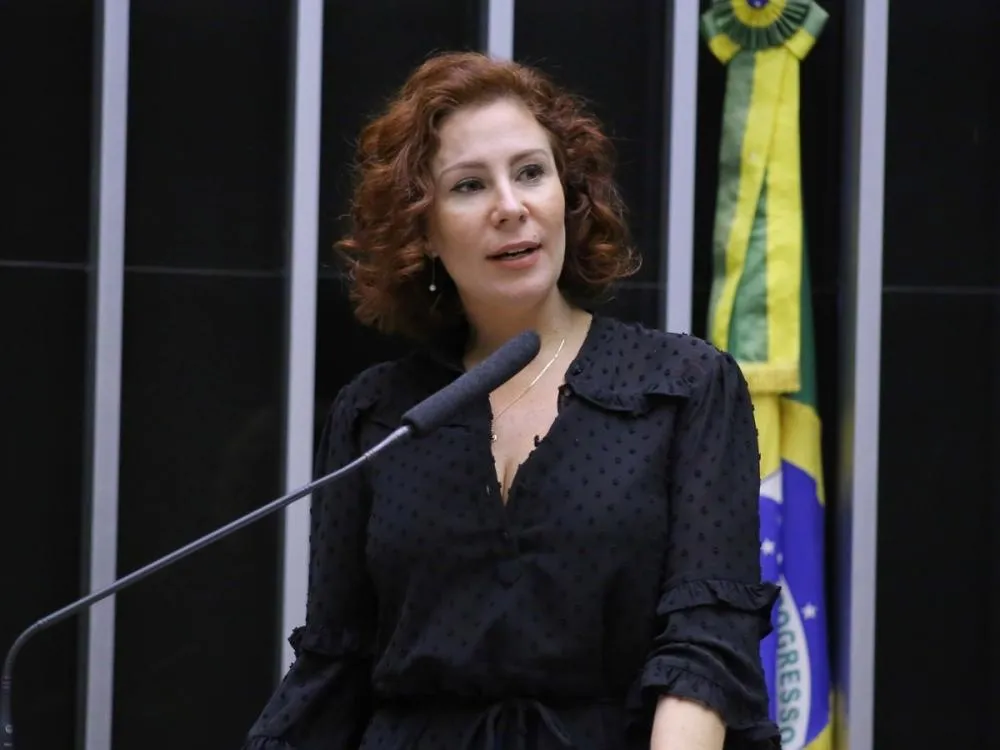 Interpol atende pedido da PF e inclui Zambelli na lista de procurados internacionais Agora, a parlamentar pode ser presa em 196 países
