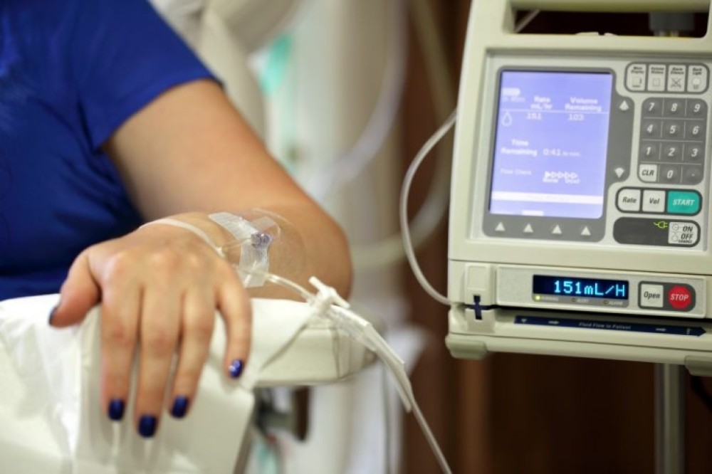 Projeto dispensa licitação para compra de medicamentos contra o câncer
