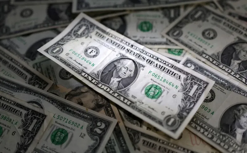 Dólar tem leve queda na abertura com IOF e negociações EUA-China em foco