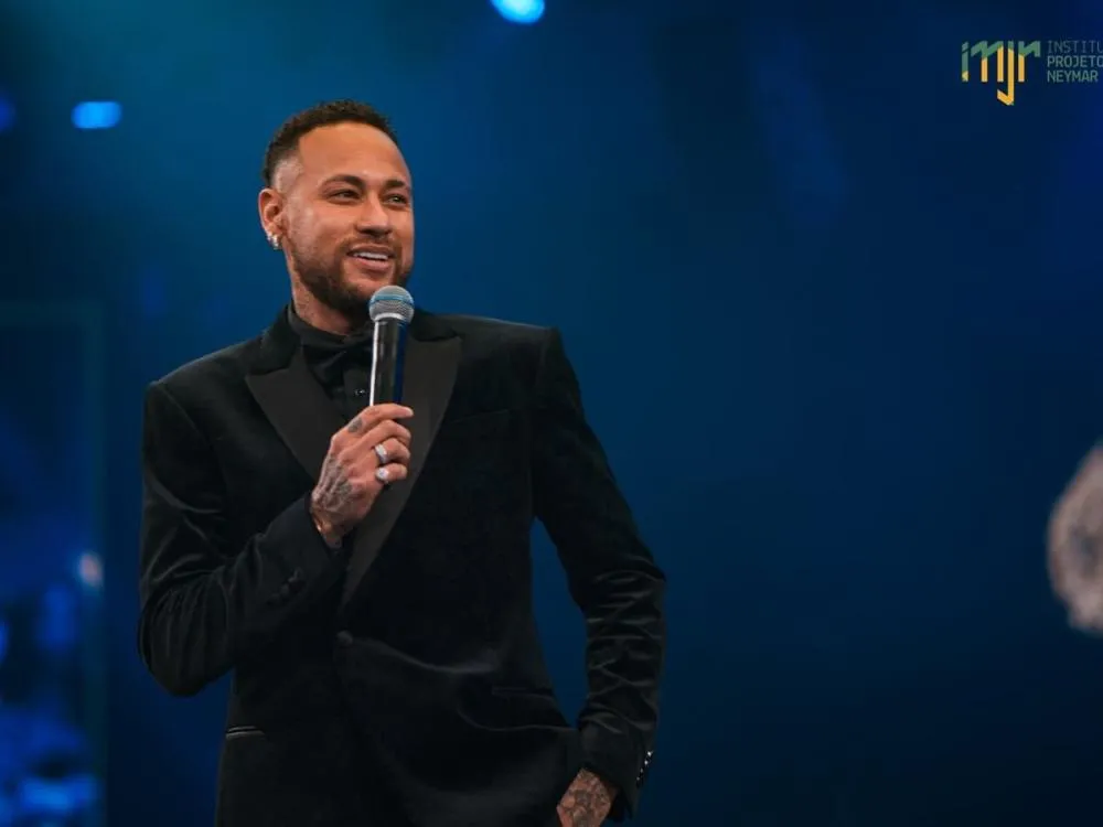 Leilão de Neymar: camisa do Brasil autografada por Pelé é arrematada por R$ 500 mil O jogador testou negativo para Covid-19 e pôde comparecer ao evento beneficente, realizado em São Paulo