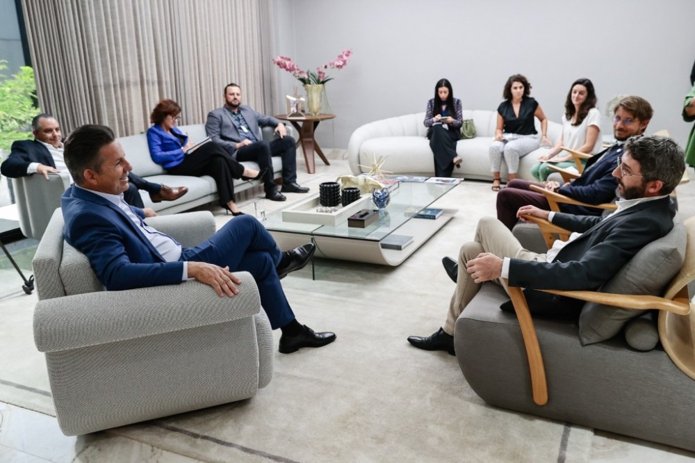 Governador recebe comitiva francesa para discutir parcerias estratégicas em MT