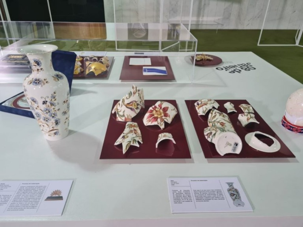 Assembleia Nacional da Hungria presenteia Câmara com um novo vaso Zsolnay