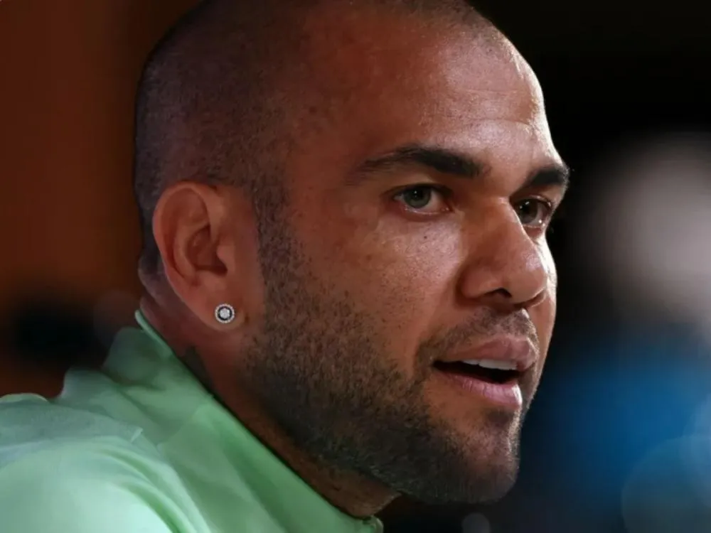 Daniel Alves vence ex-esposa na Justiça e recupera R$ 4 milhões, diz imprensa espanhola A decisão do Tribunal de Justiça da Catalunha, na Espanha, contrariou as alegações de Dinorah Santana, ex-esposa do jogador aposentado