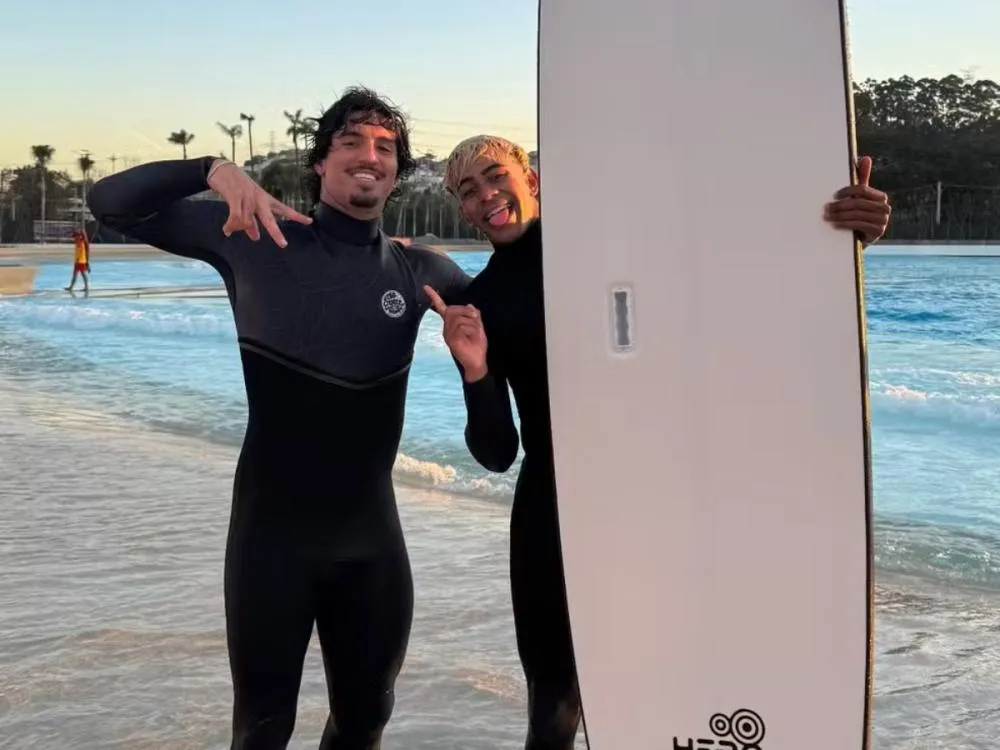Do gramado para as ondas: Lamine Yamal surfa com Gabriel Medina no Brasil Jogador espanhol segue no país até o próximo domingo (22/6)