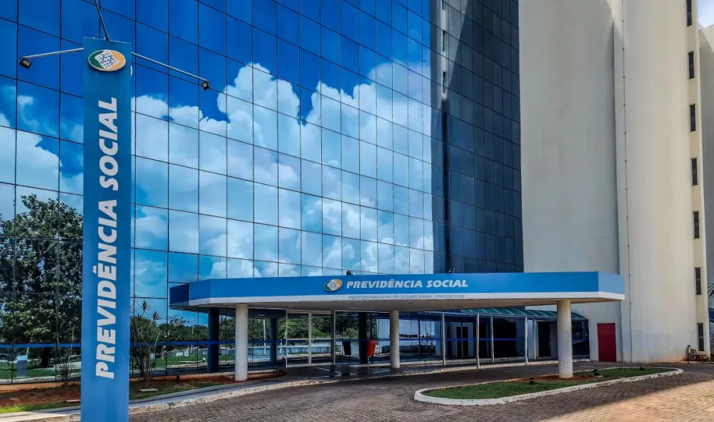 Fraude no INSS: contrato reforça tese de conflito de interesse em sindicato Esposa do presidente de entidade ligada ao irmão de Lula foi contratada para decorar hotel da própria instituição, no litoral paulista