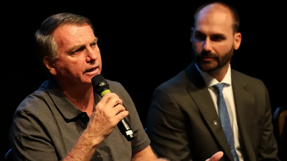 Aliados defendem apelo de Bolsonaro e Eduardo contra tarifaço de Trump Interlocutores da família advogam por agradecimento público, mas pedido de não taxação a produtos brasileiros