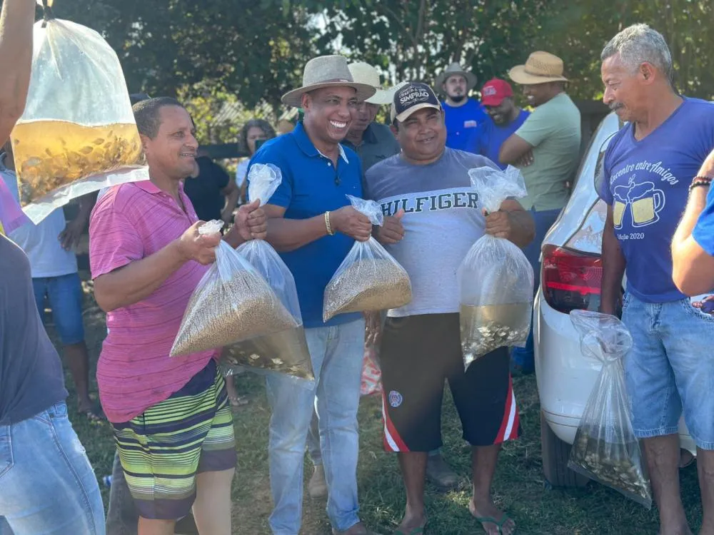 TAMBAQUI E PACU Juca do Guaraná realiza entrega de mais de 18 mil alevinos na Comunidade do Sangradouro