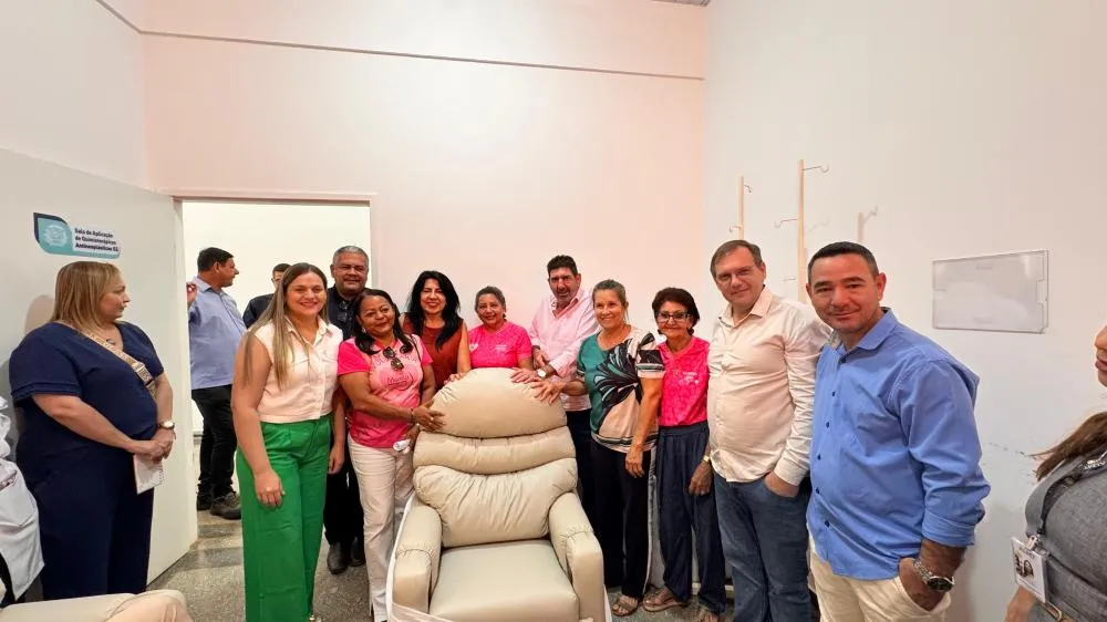 Deputado Dr. João cumpre promessa e entrega 15 poltronas ao setor de oncologia do Hospital Regional de Cáceres