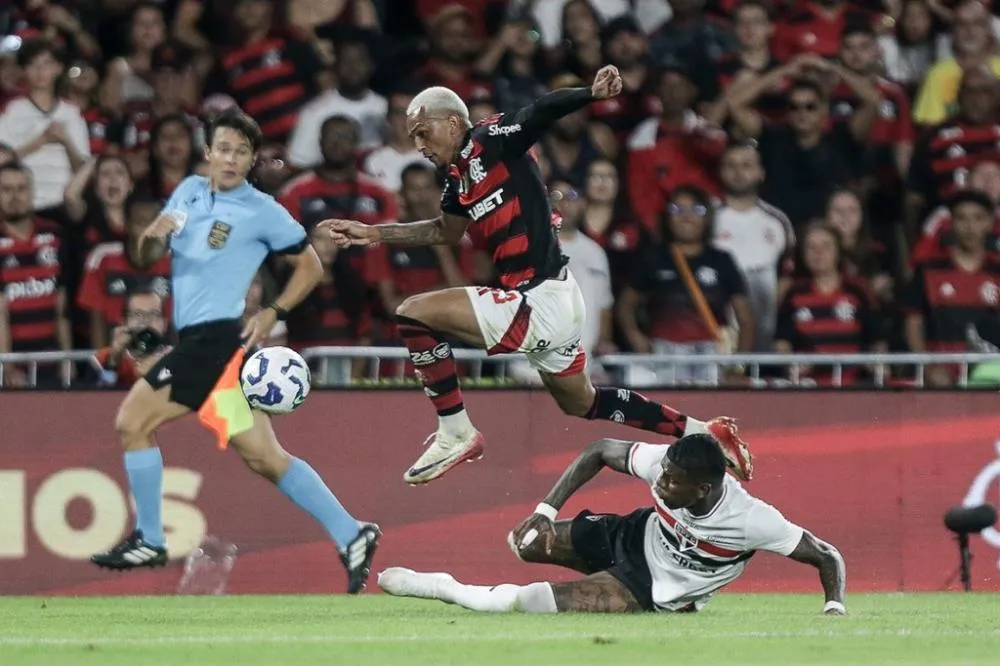 Flamengo vence São Paulo e mantém liderança no Brasileirão