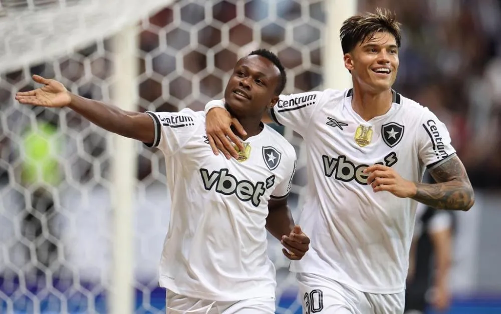 Botafogo bate o Vasco no Mané Garrincha e sonha alto no Brasileirão
