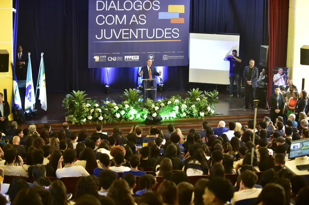 Ministro Barroso dialoga com estudantes no Liceu Cuiabano e defende educação como base do futuro