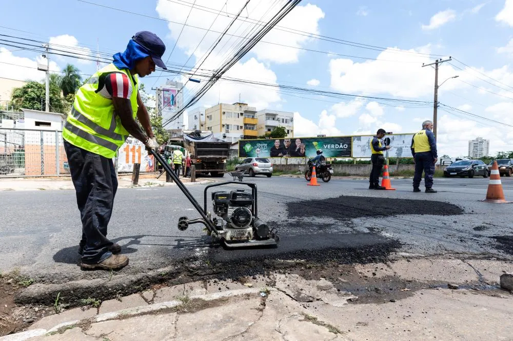 Prefeitura de Cuiabá intensifica operação tapa-buraco em oito bairros simultaneamente