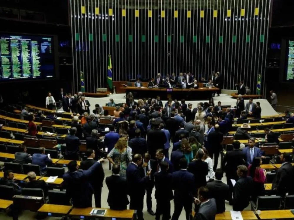 Câmara deve votar nesta quarta projeto contra adultização de crianças nas redes A medida busca responsabilizar empresas de tecnologia por eventuais danos sofridos por menores em suas plataformas, introduzindo o chamado “dever de cuidado”