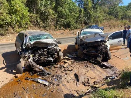 Motoristas morrem em batida entre dois veículos na BR-163