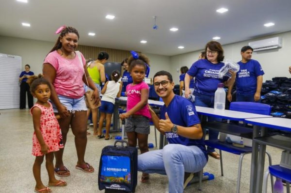 Prefeitura entrega mais de 5000 kits escolares e novos uniformes aos alunos cadastrados no Bolsa Família