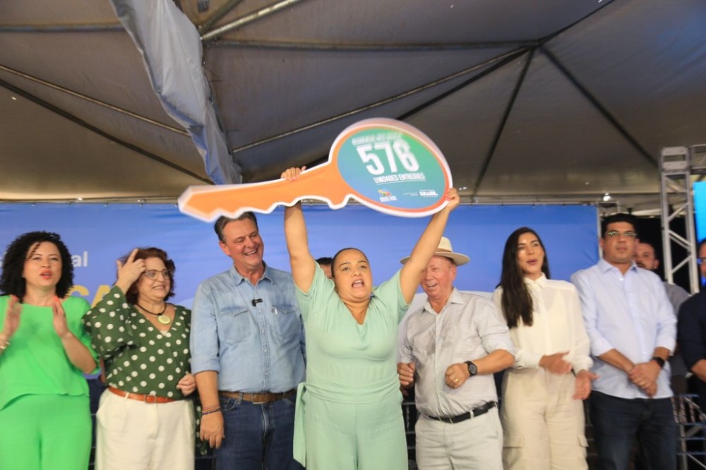 Moradores do Residencial Nico Baracat comemoram entrega das chaves e realização de sonho antigo