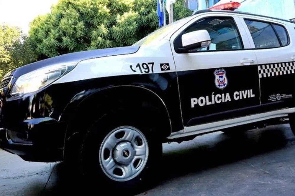 Polícia Civil prende 3 pessoas com drogas e arma de fogo dentro de veículo