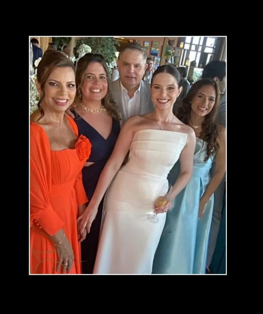 Ívena Botelho Fiuza, agora Hammoud - pois casou- se com Mohamed no sábado passado . Na foto, a família materna: