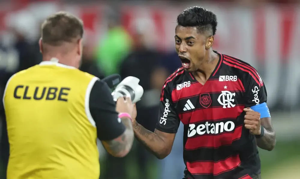 Fla vence, aproveita derrota do Palmeiras e volta a igualar rival