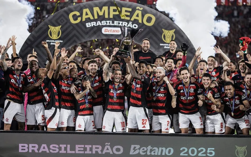 Do Santos ao Flamengo: veja os clubes que venceram Libertadores e Brasileiro na mesma temporada