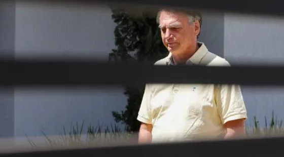 Após R$ 521 mil gastos, Justiça corta seguranças e motoristas de Bolsonaro Bolsonaro perde segurança e assessores pagos pela União durante prisão