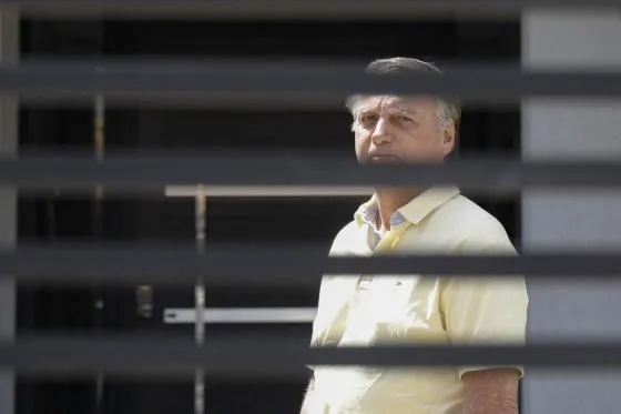 Defesa de Bolsonaro pede fisioterapeuta diário na prisão Advogados pedem tratamento médico contínuo para Bolsonaro preso