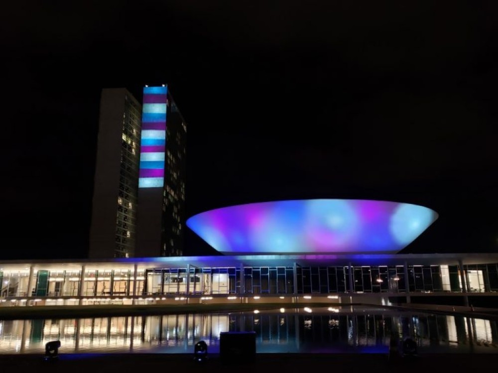 Iluminação da Câmara dos Deputados celebra Dia da Visibilidade Trans