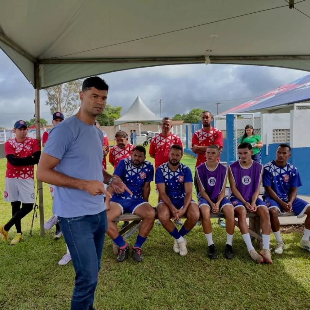 Ídolo do Fluminense visita o Chapada e conversa com elenco antes do duelo diante do Operário