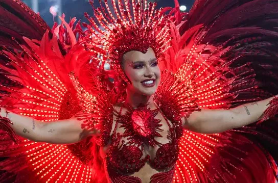 Virginia vaiada, tumulto e broncas: Como foi o último dia de desfile de carnaval no Rio 