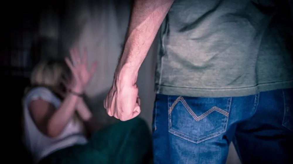 Jovem é mantida em cárcere privado, agredida e ameaçada pelo companheiro