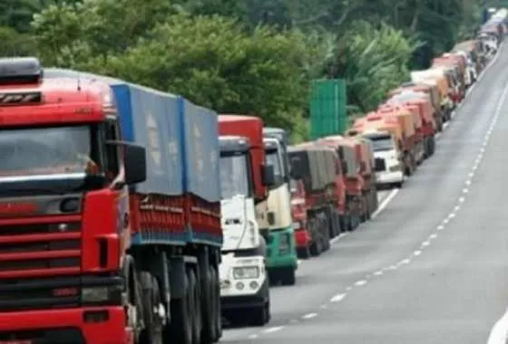 Caminhoneiros podem entrar em greve após alta do diesel Caminhoneiros pressionam governo e podem deflagrar greve