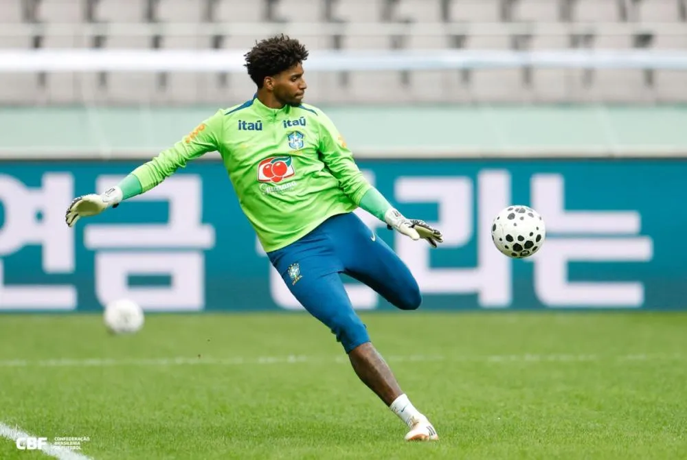 Lesão de Alisson abre brecha e Hugo Souza volta à Seleção no pior momento para errar
